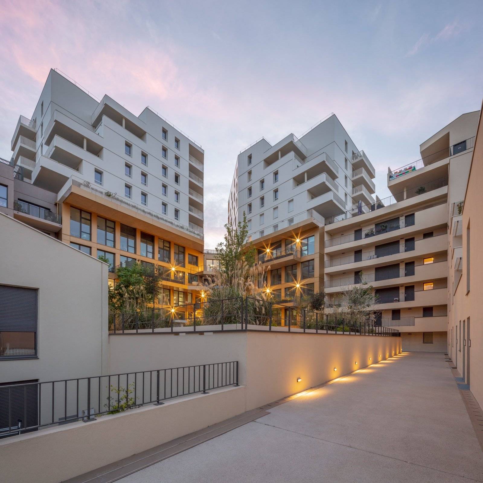 Prism Montpellier - Photo Nuit Cour Intérieur